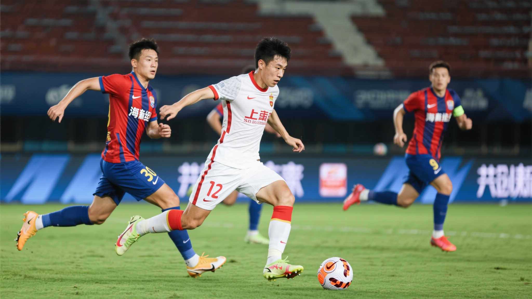 路易斯完美戴帽,吴曦三助攻申花力克海港挺进足协杯8强 相比前者的大开大合,队长吴曦则依靠细腻技术与冷静大